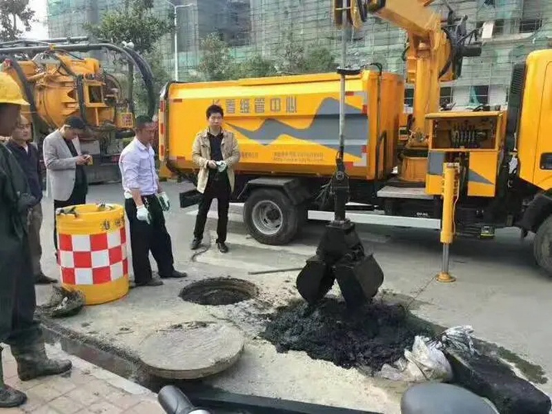 莎车街道：网格员化身“清道夫”，为民解忧疏通“堵心”化粪池