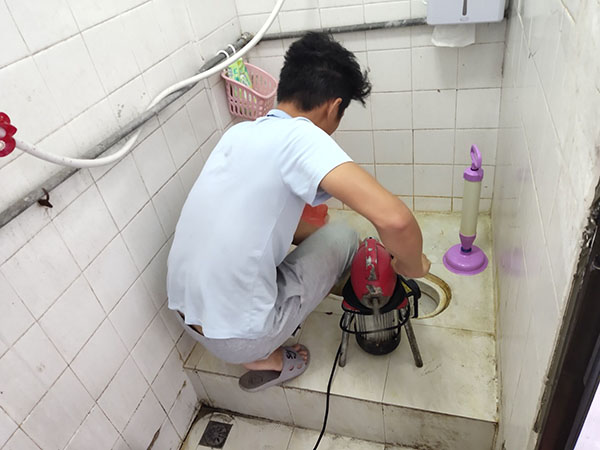 莎车肥皂掉到马桶里把马桶堵住了怎么办？马桶堵住了怎么办